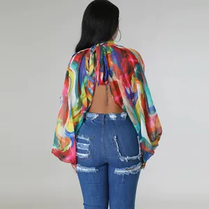 Vista posteriore di una camicetta in chiffon stampata con maniche a pipistrello e laccio