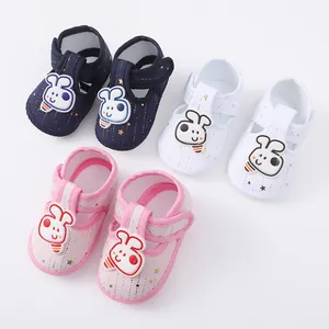 Ademende baby loopschoenen met zachte zool en schattige konijnendecoratie.