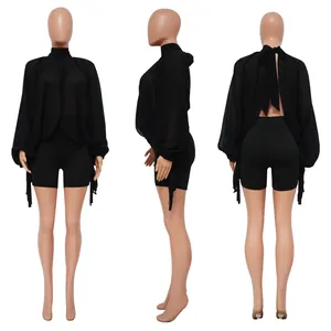 Vista frontale, laterale e posteriore di un set top in chiffon e pantaloncini neri