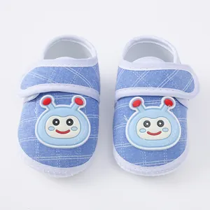 Ademende baby loopschoentjes met zachte zool en een schattig blauw insectengezicht