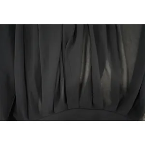 Dettaglio ravvicinato del tessuto in chiffon nero con elegante trama a pieghe e finitura velata