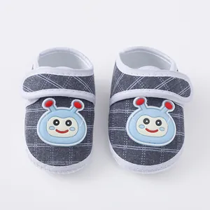 Bovenaanzicht van grijze ademende babyloopschoenen met schattige blauwe figuren