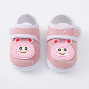 Bovenaanzicht van roze ademende baby-loopschoenen met zachte zool en cartoon versiering
