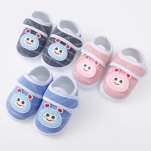Detailoverzicht van ademende baby-loopschoenen met zachte zool in roze blauw en grijs