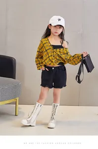 Modell zeigt weiße, hohle Schnürstiefel für Mädchen im trendigen Stil für den Sommer