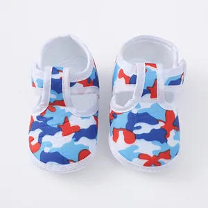 Detailopname van ademende babyschoentjes met zachte zool en camouflagepatroon voor zuigelingen
