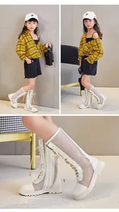Detailansicht weißer Mesh-Schnürstiefel für Mädchen mit modischem hohen Schaft für Sommer