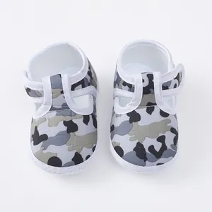 Bovenaanzicht van ademende baby loopschoentjes met camouflagepatroon