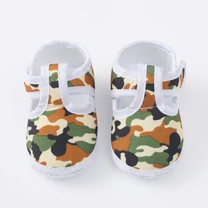 Detail bovenaanzicht van ademende camouflage babyschoentjes met zachte zolen