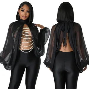 Vista dettagliata anteriore e posteriore della cappa in chiffon nero con catena di perle
