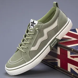 Sneakers casual da uomo in mesh traspirante verde salvia con elegante striscia a onda