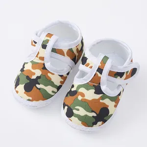 Zachte camouflage loopschoentjes voor baby's met een ademend bovenwerk van canvas.