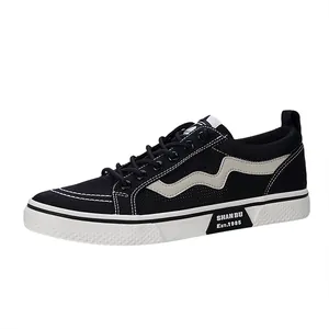 Sneaker casual da uomo in mesh nero traspirante con suola piatta bianca