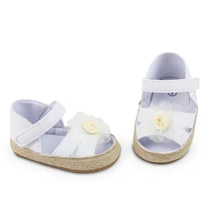 Elegante weiße Prinzessinnen-Lernlaufschuhe für Baby-Mädchen mit weicher Sohle und Blume