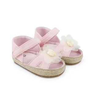 Zapatos de princesa rosa para bebé con flor de tela y detalle de suela de paja tejida