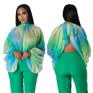 Camicetta in chiffon sfumato con maniche a pipistrello e pantaloni verdi estivi