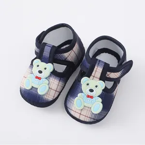 Ademende geruite babyschoentjes met zachte zool en schattig beerontwerp