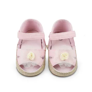 Zapatos de princesa rosas para bebé niña con detalle de flor de encaje y borde tejido