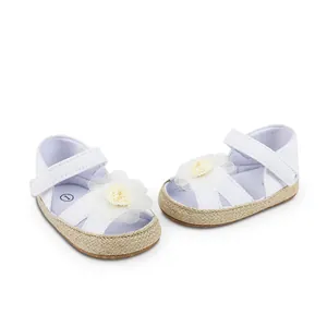 Weiße Baby-Prinzessinenschuhe mit dekorativer Blume und weicher Sohle im Detail