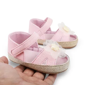 Imagen detalle de zapatos rosa de princesa para bebé con suela blanda y flor.