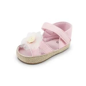Zapatos de princesa rosas para bebé con suela blanda y detalle de flor de encaje.