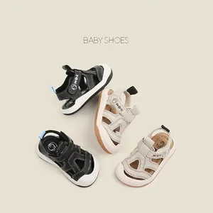 Sandalias minimalistas para bebés y niños pequeños en negro y beige