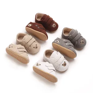 Collection de quatre variantes de couleurs de chaussures ours en velours pour les bébés