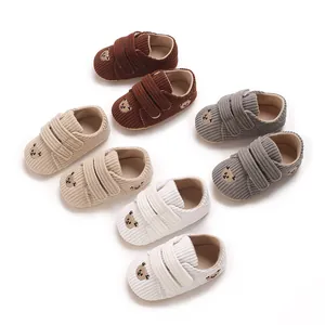 Chaussures pour bébé en velours côtelé en quatre couleurs avec broderie d'ours