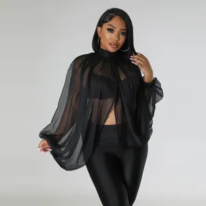 Vista dettagliata della blusa in chiffon nero trasparente con maniche a lanterna