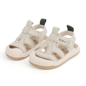 Sandalias crema para niños pequeños con puntera cerrada y correas de oso
