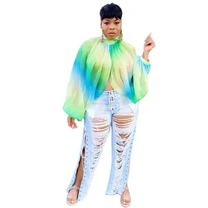 Top in chiffon sfumato con maniche a pipistrello e jeans in denim strappati con lacci