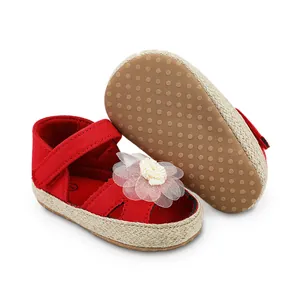 Vista de detalle de zapatos rojos de princesa para bebé con suela suave antideslizante.