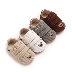 Variété de chaussures bébé en velours côtelé avec broderie d'ours en plusieurs couleurs