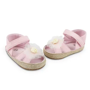 Detailansicht der rosa Baby-Prinzessin-Lauflernschuhe mit zarter Blumendekoration