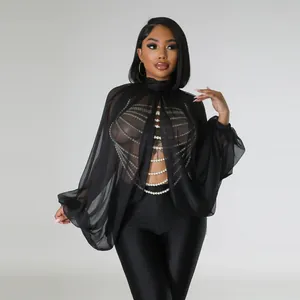 Vista frontale di un top mantella in chiffon nero con eleganti decorazioni in perle