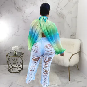 Vista posteriore di una blusa in chiffon sfumato con maniche a pipistrello e laccetto