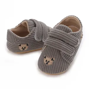 Vue détaillée de chaussures pour bébé en velours côtelé gris avec ours