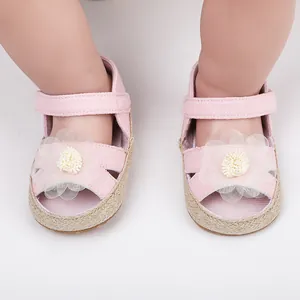 Nahaufnahme von rosa Prinzessinnen-Lauflernschuhen für Babys mit zarten Netzblumen