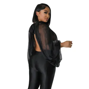 Vista posteriore dettagliata di una blusa in chiffon nero con lacci e maniche a pipistrello