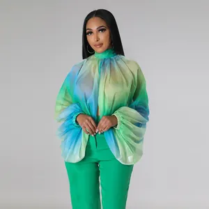 Dettaglio del vivace motivo sfumato su questa leggera camicetta in chiffon con maniche a pipistrello