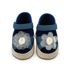 Vista superior de zapatos azul marino para bebé con flores de malla grandes