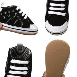 Gedetailleerde vierwegweergave van zwarte baby loopschoenen met antislip rubberen