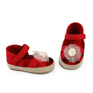 Rote Baby-Prinzessinnenschuhe mit weichen gewebten Sohlen und weißer Blumendekoration