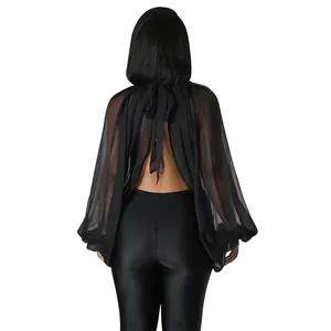 Vista posteriore di top in chiffon nero con maniche a pipistrello e schiena scoperta