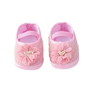 Adorables zapatos de bebé rosa para niña con grandes flores de tela y suelas blandas flexibles