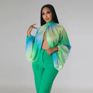 Primo piano di camicetta in chiffon sfumato blu e verde con eleganti maniche a lanterna