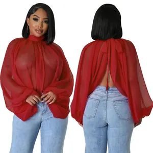 Elegante camicetta rossa in chiffon trasparente con maniche a pipistrello e laccetto