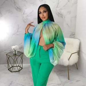 Vista dettagliata della camicetta in chiffon sfumato blu e verde da donna con maniche a pipistrello