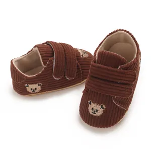 Vue détaillée de chaussures pour bébé en velours côtelé avec broderie ours