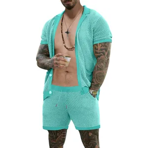 Detalle del conjunto turquesa para hombre de malla con pantalones cortos de punto
